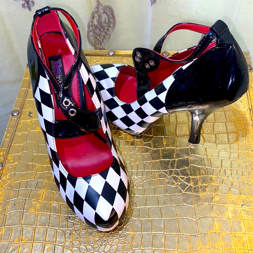 FUNTAISMA BLACK/WHITE DIAMOND PRINT PATENT LEATHER HEELS SZ 8